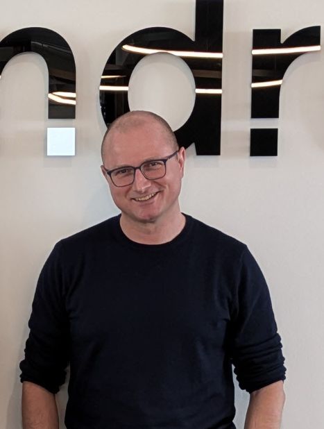 Thomas Eisenbarth vor dem makandra-Logo