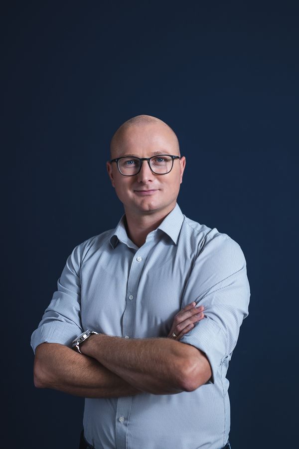 Pressefoto: Thomas Eisenbarth, Studio-Porträt vor dunkelblauem Hintergrund