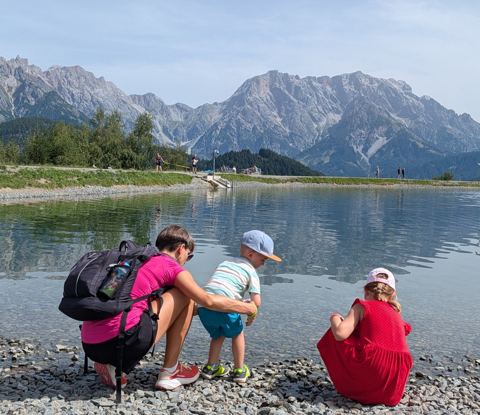 Familie am Bergsee in den Alpen