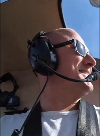 Selfie mit Headset beim Flug in einem kleinen Flugzeug