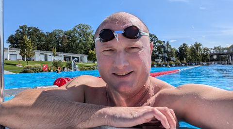 Selfie beim Bahnenschwimmen im Freibad