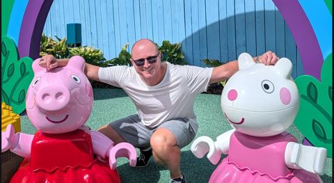 Thomas Eisenbarth zwischen zwei Peppa-Wutz-Figuren im Freizeitpark