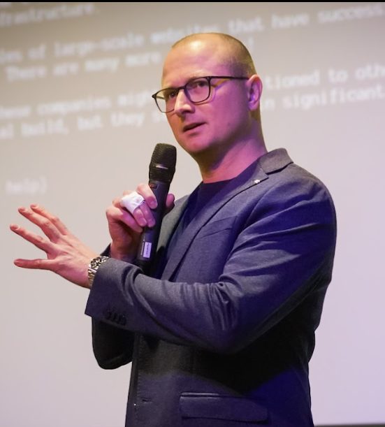 Thomas Eisenbarth bei einem Vortrag mit Mikrofon